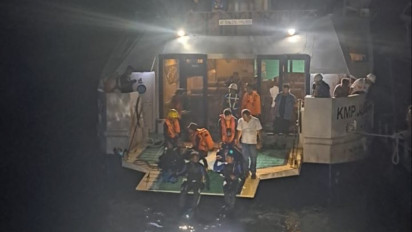 Sebuah Mobil Minibus Terjun ke Danau Toba