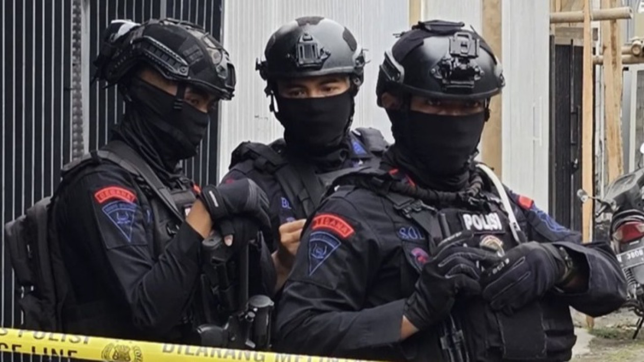 Penggerebekan Densus 88 Gegerkan Warga Antapani Bandung, Terduga Teroris Baru Tinggal Kurang dari Sebulan
            - galeri foto