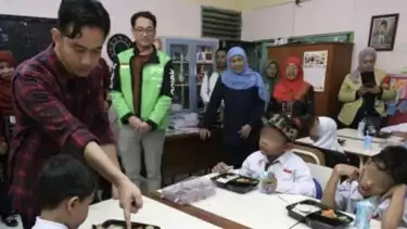 Gibran tinjau uji coba makan siang gratis di Surabaya