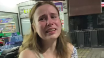 Viral, Bule Wanita Menangis Usai Dijambret di Kuta, Polisi Kejar Pelaku 