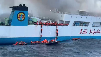 Bakamla RI Evakuasi Puluhan Penumpang dan Kru Kapal KM Niki Sejahtera yang Terbakar di Perairan Banjarmasin