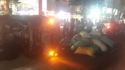 Nekat Ngebut di Tengah Jalur Kota, Pick Up Bermuatan Gabah Terguling di Probolinggo