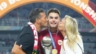 Rela Tinggalkan Belanda Demi Sang Anak, Orang Tua Jens Raven Terlihat Betah saat Kunjungi Indonesia, Buktinya….