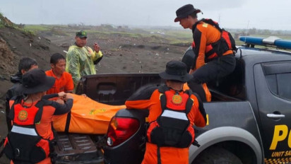 Basarnas Evakuasi 3 Nelayan Korban kecelakaan Perahu di Cilacap