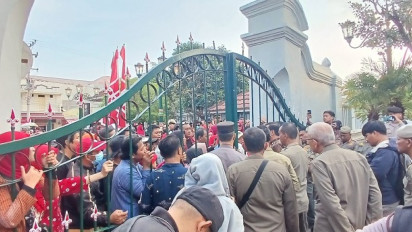 PKL Teras Malioboro 2 Merangsek Pagar Kantor Gubernur DIY, Ancam Kembali Jualan ke Selasar