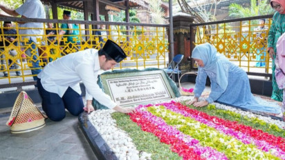 Silaturahmi ke Ponpes Tebuireng, Khofifah Sempatkan Ziarah ke Makam Gus Dur
