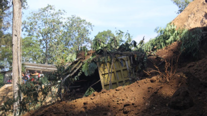 Tebing Perbukitan Piket Nol Longsor Timbun Truk dan Lumpuhkan Jalur Lumajang-Malang