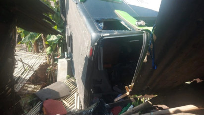 Bus Asal Jakarta Terguling Menimpa Rumah Warga di Cisarua Bogor, 9 Penumpang Alami Luka-luka