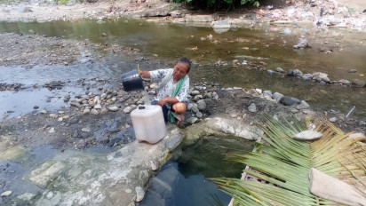 Kesulitan Air Bersih, Warga Desa Ciomas Brebes Buat Sumur Buatan di Pinggir Sungai
