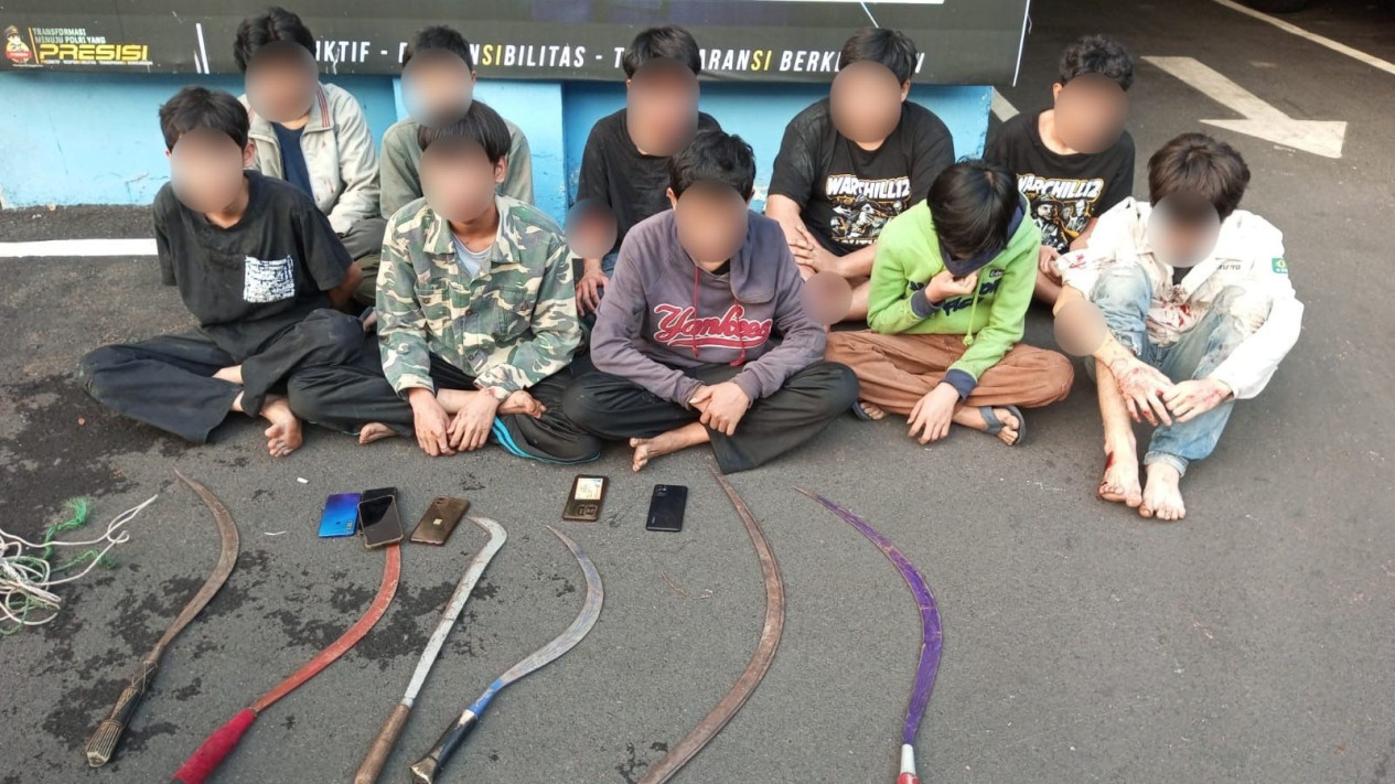 Polisi Tangkap 10 Remaja Saat Hendak Tawuran di Jaktim, 6 Sajam Turut Diamankan
            - galeri foto