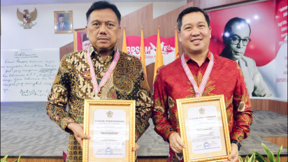 Olly Dondokambey dan Steven Kandouw Terima Piagam Penghargaan dari PB PWRI