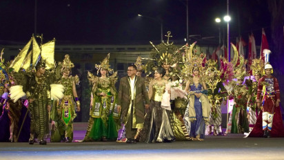 22 Artwear Produk UMKM Pupuk Indonesia Grup Tampil di Jember Fashion Carnaval 2024