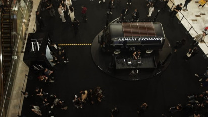 Potret Fesyen Karya Desainer Italia di Gerai Armani Exchange Jadi Magnet Pengunjung