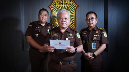 Kejaksaan Agung (Kejagung) RI menarik 10 jaksa seniornya yang bertugas di Komisi Pemberantasan Korupsi (KPK). 