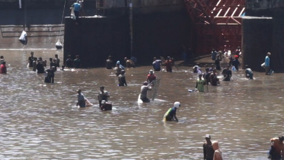 Ribuan Warga Berebut Puluhan Ton Ikan di Kolam Air PLTA Timo Kabupaten Semarang