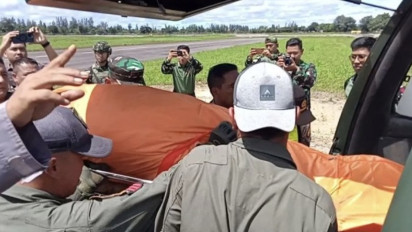 Jenazah Pilot Glen Malcolm Conning Dievakuasi ke Timika