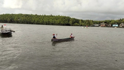 Potret Pendidikan di Pelosok, Dua Bocah di Sinjai Harus Arungi Sungai Untuk Menuntut Ilmu