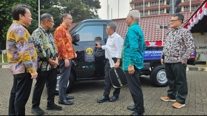 Bantuan Mobil DFSK Sokon Indonesia Untuk Asrama UI