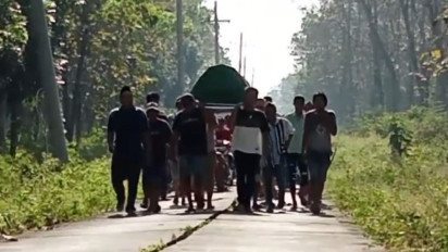 Tak Punya Biaya dan Tak Boleh Pakai Ambulans Siaga Desa, Warga Pikul Jenazah Sejauh Tiga Kilometer