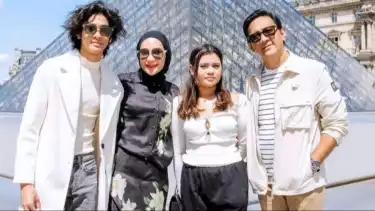Foto Keluarga Andre Taulany saat berlibur ke luar negeri.