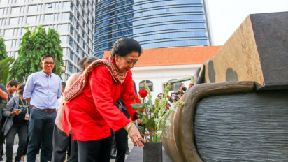 Sambangi Pameran Seni Rupa, Megawati Soekarnoputri Taruh Sekuntum Mawar Merah