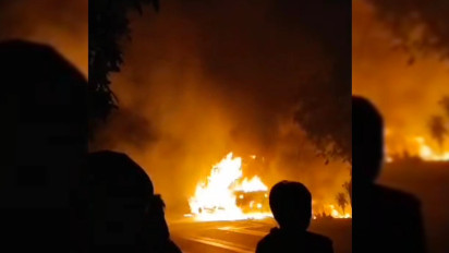 Truk di Lumajang Terbakar di Tepi Jalan, Sopir Langsung Kabur Menghilang