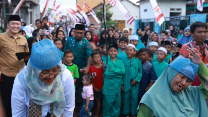 Seru... Bupati Ipuk Ikut Lomba Agustusan bersama Warga