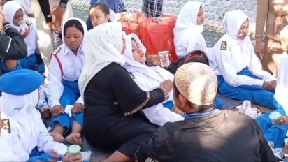 Lomba Gerak Jalan Agustusan, Sejumlah Sisiwi SMP di Bangkalan Pingsan