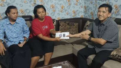 Arema FC Serahkan Donasi Hadiah Piala Presiden pada Keluarga Korban Tragedi Kanjuruhan