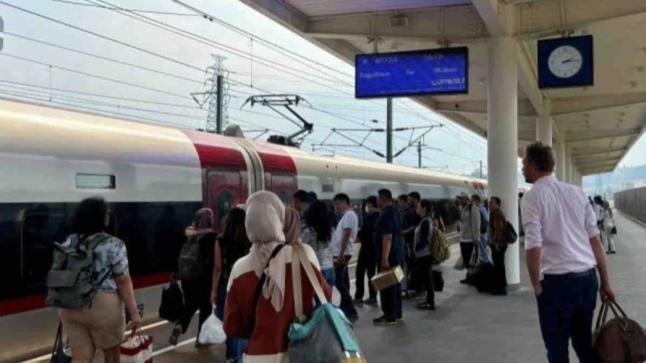 Catat Tanggalnya! Tiket Kereta Cepat Whoosh Diskon Sampai 17% Cek Persyaratanya Disini
            - galeri foto