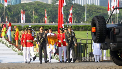 Bendera Pusaka dan Teks Proklamasi Dibawa Menuju Bandara Halim dengan Maung
