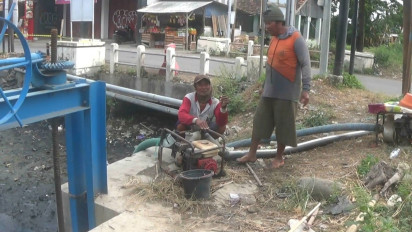 Akibat Debit Air Sungai Pemali Menipis, Petani Bawang Merah di Brebes Aliri Sawah dengan Air Comberan