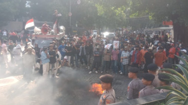 Mahasiswa Melakukan Aksi di KPK Terkait Dugaan Penyalahgunaan Permenkeu