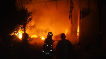 Gudang Mebel dan Tiga Warung Terbakar, Satu Luka-luka