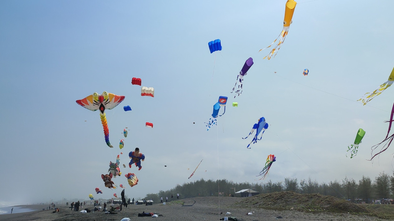 Tujuh Negara Meriahkan Festival Layang-layang di Pantai Ketawang Purworejo
            - galeri foto