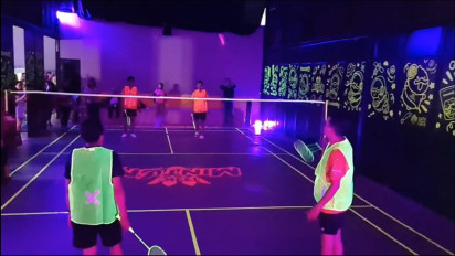 Hanya Ada Tiga di Dunia, Nikmati Keseruan Bermain Bulu Tangkis di Lapangan Berkonsep Glow in the Dark di Surabaya