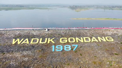 Jelang HUT RI, Bendera Merah Putih Sepanjang 579 Meter Terbentang di Waduk Gondang Lamongan 