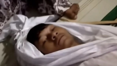 Ini yang Saka Tatal Rasakan saat Dibungkus Kain Kafan dan Bumbu Mayit di Ritual Sumpah Pocong: Rasanya...