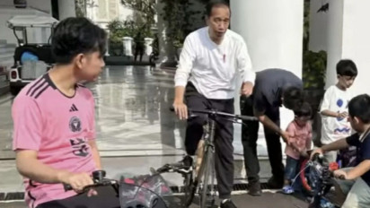 Minggu Pagi, Jokowi Bersepeda dengan Anak Cucu di Taman Istana