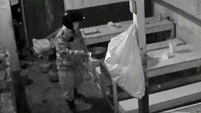 Terekam CCTV, Seorang Pria di Banyumas Gasak Tujuh Tabung Gas Elpiji Milik Warung Bakso