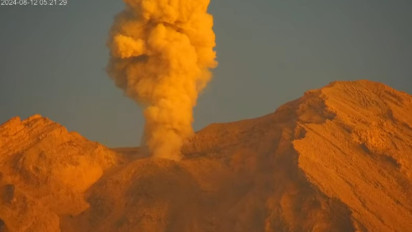 Kembali Erupsi, Gunung Semeru Lontarkan Abu Vulkanik Setinggi 800 Meter di atas Puncak Kawah