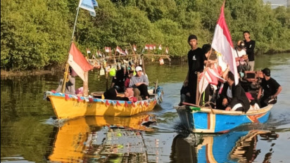 Lestarikan Tradisi, Ratusan Warga di Gresik Larung Sesaji di Laut Menggunakan Perahu Nelayan