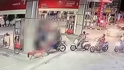 Tegur Perokok di SPBU, Malah Berujung Dikeroyok Brutal Terekam CCTV