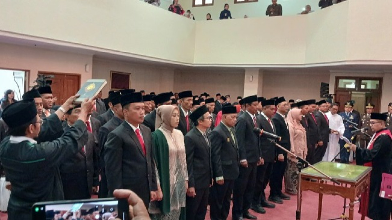 Sebanyak 40 Anggota DPRD Kulon Progo Periode 2024-2029 Resmi Dilantik
            - galeri foto