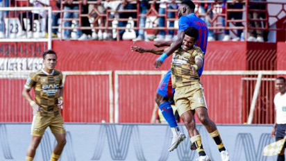 Hasil Liga 1: Diwarnai Kolaps Pemain di Atas Lapangan, Arema FC Ditahan Tim Tamu Dewa United