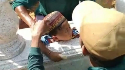 Heboh, Seorang Bocah Asal Pamekasan Terjebak di Dalam Kuburan