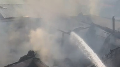 Satu Rumah Warga di Tengah Permukiman Padat Penduduk Ludes Terbakar