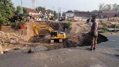 Jalan antar Kecamatan di Nganjuk Amblas, Lalu Lintas Tersendat