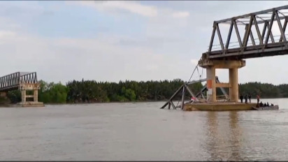 Jembatan Penghubung Kecamatan Sepanjang 80 Meter Ambruk Dihantam Ponton Batubara