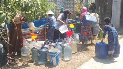 Dampak Kekeringan, Warga di Rembang Serbu Bantuan Air Bersih